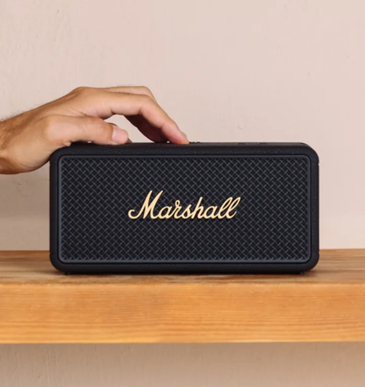 Altoparlante bluetooth su una mensola di legno