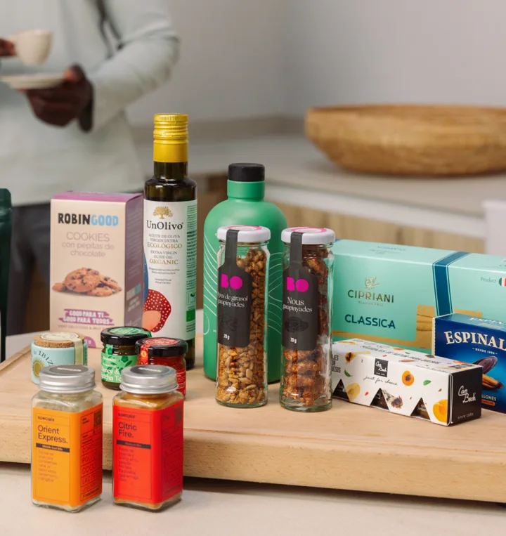 Natura morta da dispensa con olio, conserve, spezie e infusi