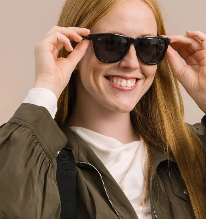 Donna sorridente con occhiali da sole