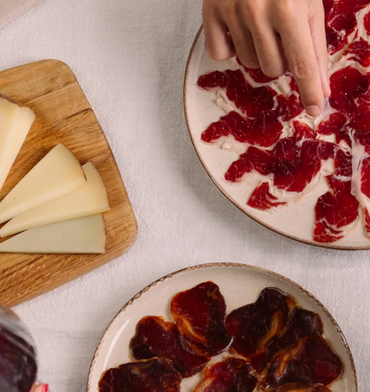Piatti di prosciutto iberico e formaggio stagionato