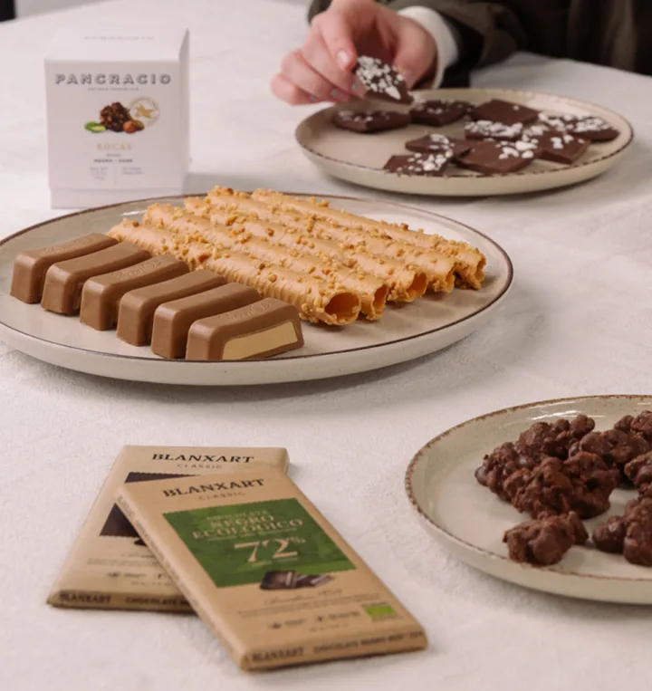 Torroni e cioccolatini artigianali su una tovaglia bianca