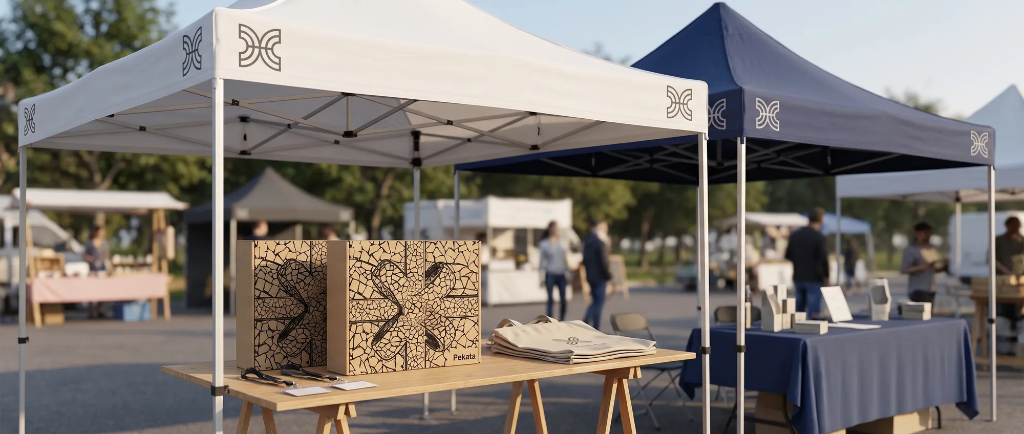 Tenda pieghevole di 3x3 metri con il tetto e il bordo stampati con il logo di un'azienda in una fiera all'aperto