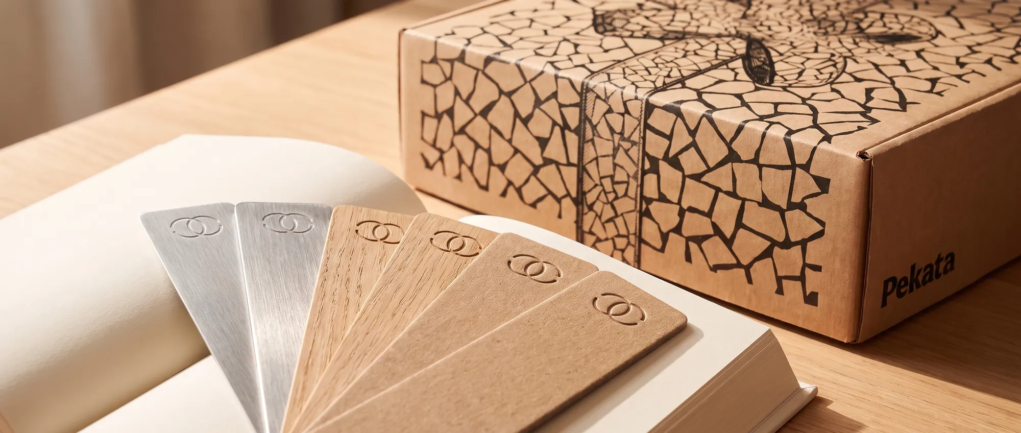 Segnalibri personalizzati in cartoncino, legno e metallo con il logo di un'azienda