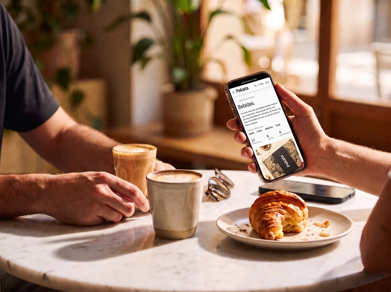 Due persone che prendono un caffè guardando il portale Pekata su uno smartphone