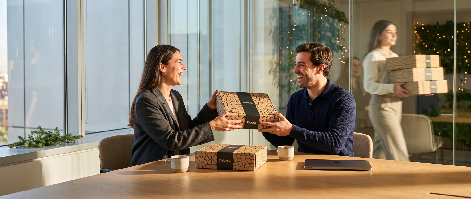 Consegna di una scatola regalo Pekata tra due professionisti in una sala riunioni